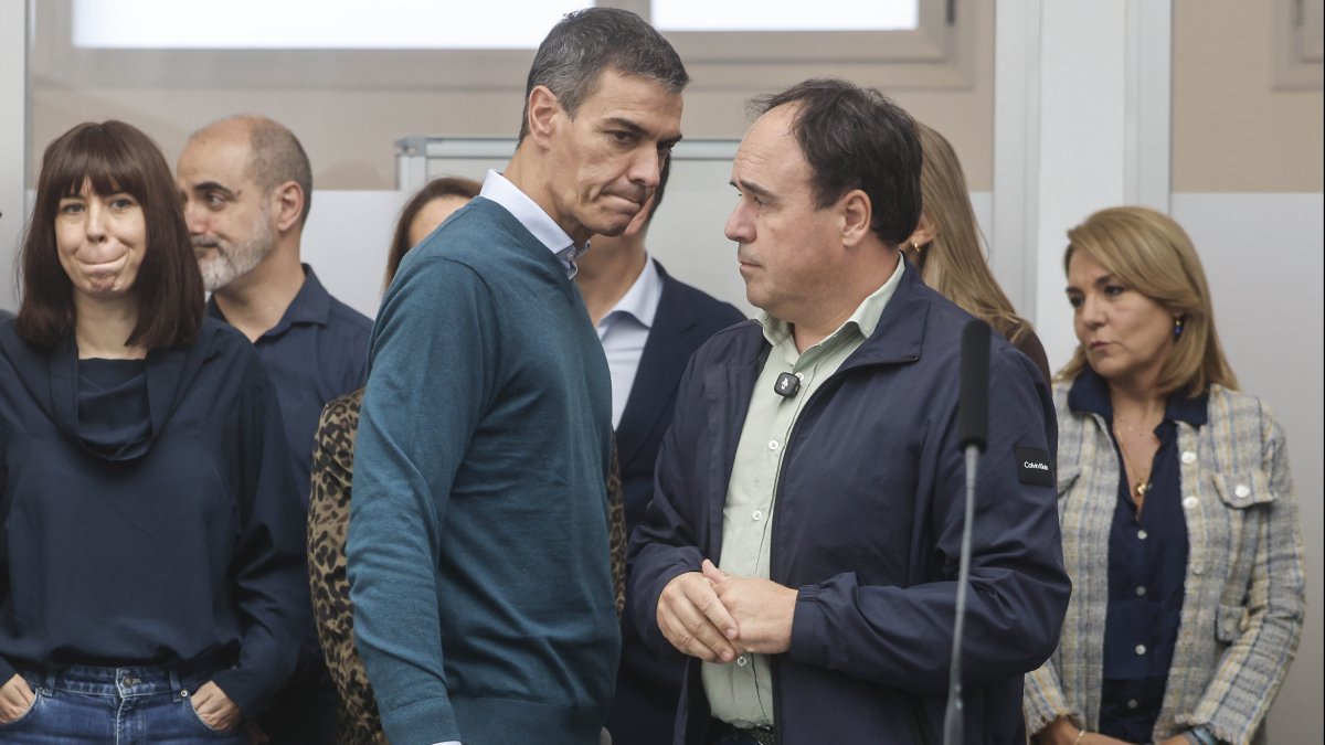 El president de la Generalitat, Juanfran Pérez Llorca, junto al presidente del Gobierno, Pedro Sánchez