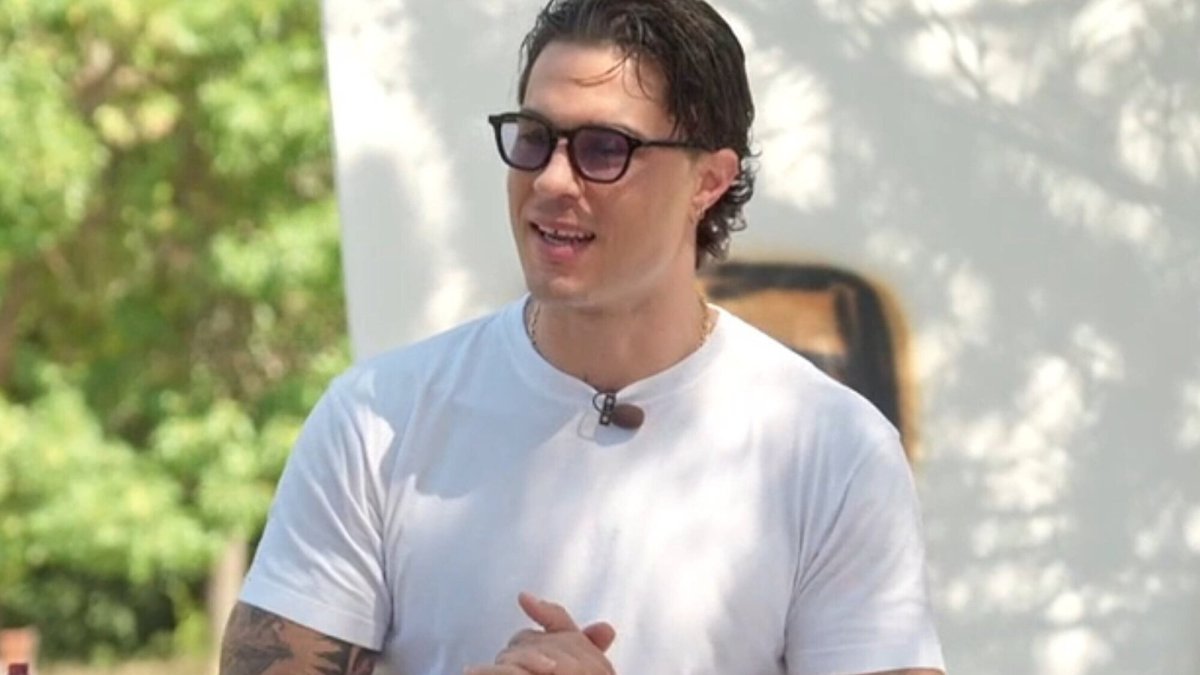 Carlo Costanzia en MasterChef Celebrity Legends opositando a concursante oficial.
