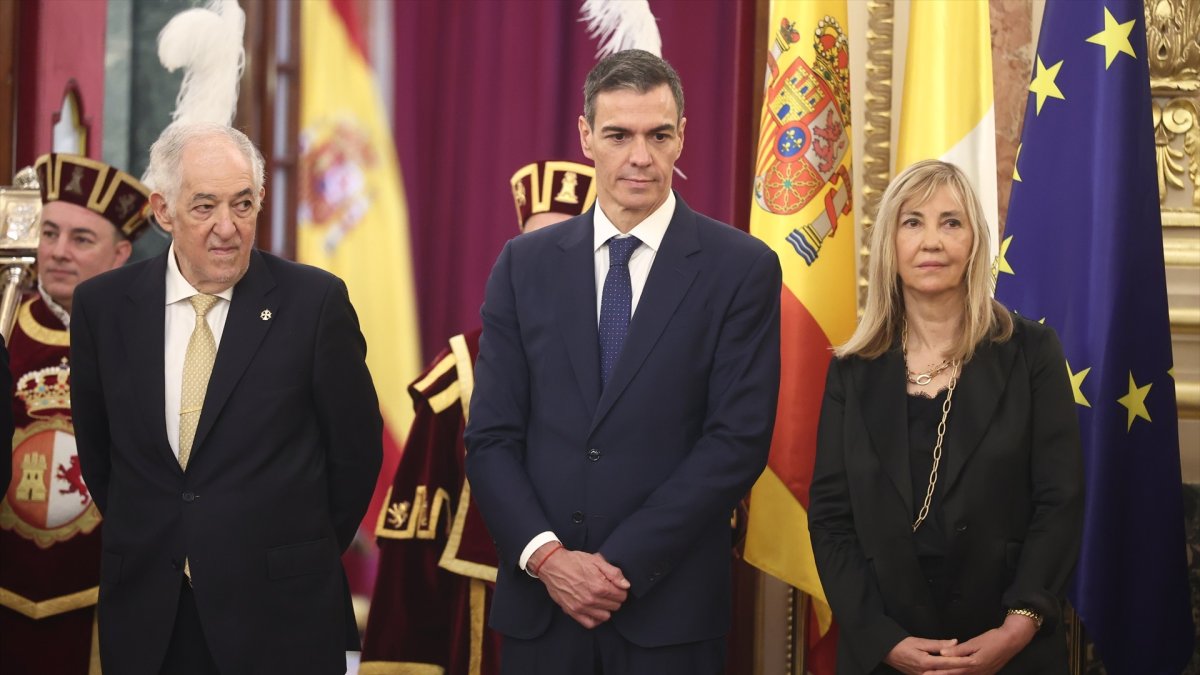 El presidente del Tribunal Constitucional, Cándido Conde-Pumpido; el presidente del Gobierno, Pedro Sánchez, y la presidenta del Supremo, Isabel Perelló.