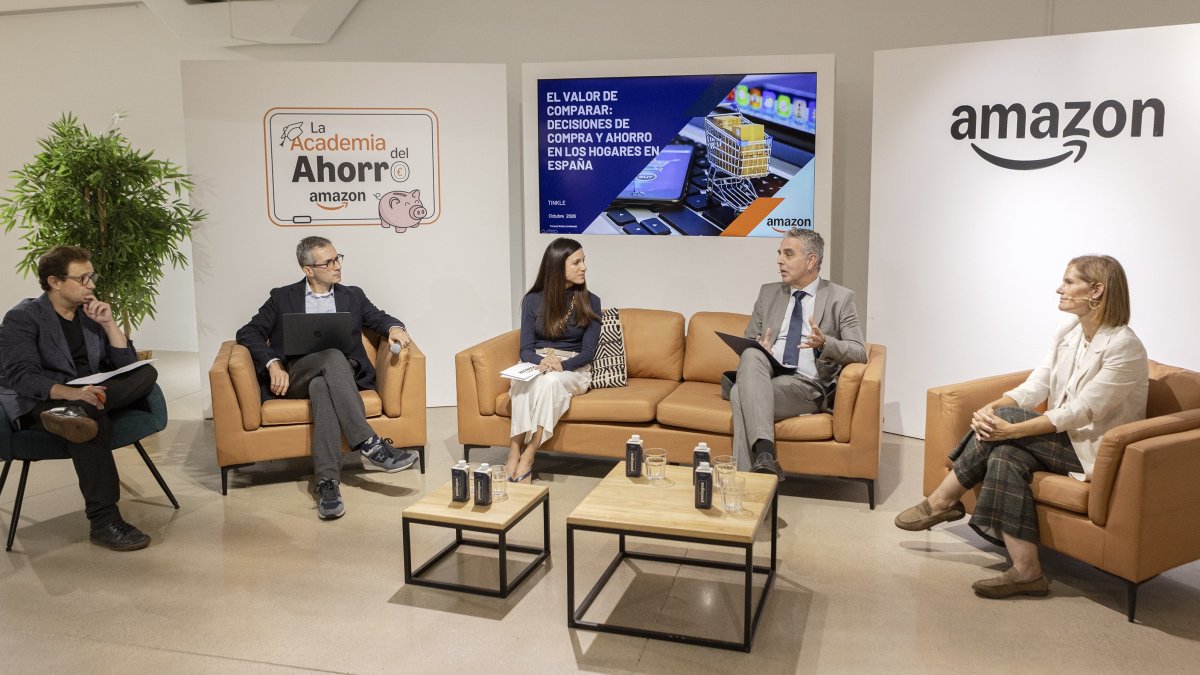 La directora de consumo en Amazon.Es, Ana Sánchez-Jauregui; presidente de la Asociación Española de Consumidores, Miguel Ángel Ruiz; la creadora de contenido Paloma Blanc y el consejero y profesor de escuela de negocios Pablo Foncillas. REMITIDA / HANDOUT por LORENZO DURÁN/AMAZON 0/10/2026