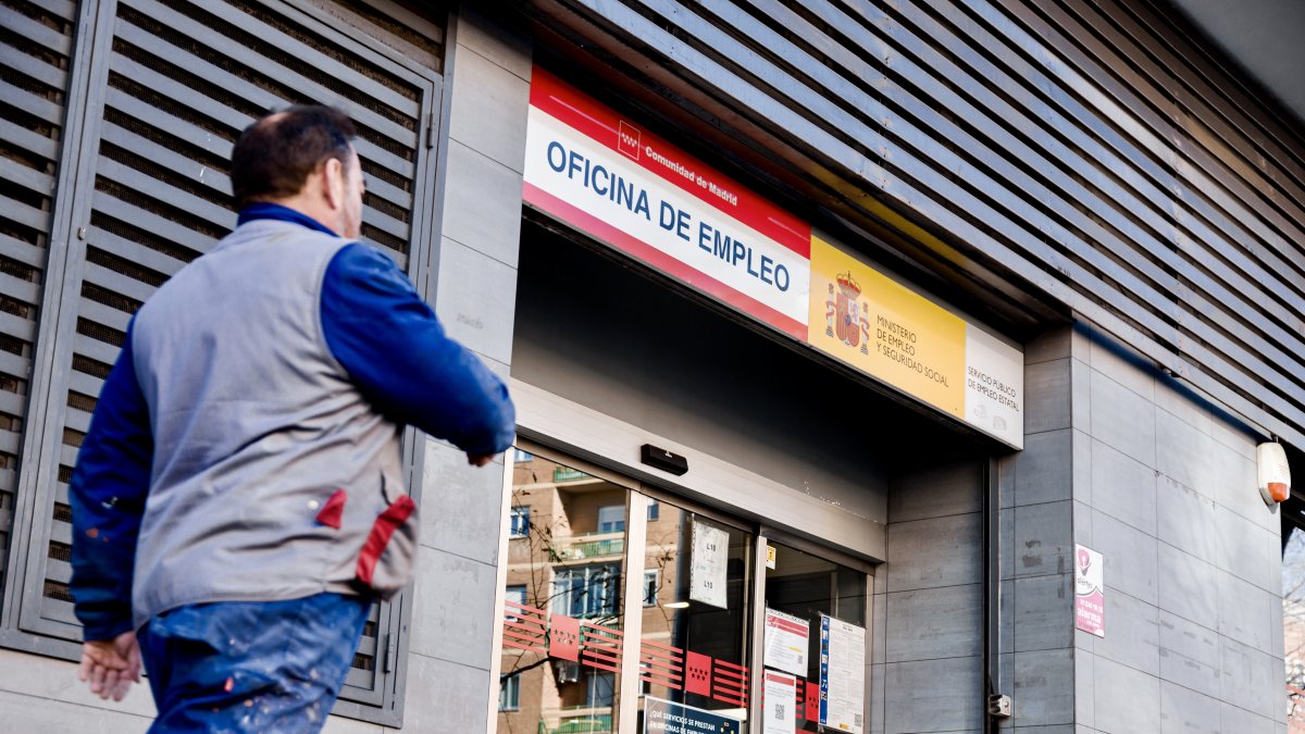 Un hombre pasa por una oficina del SEPE, a 4 de febrero de 2025, en Madrid (España).
Carlos Luján / Europa Press
04/2/2025