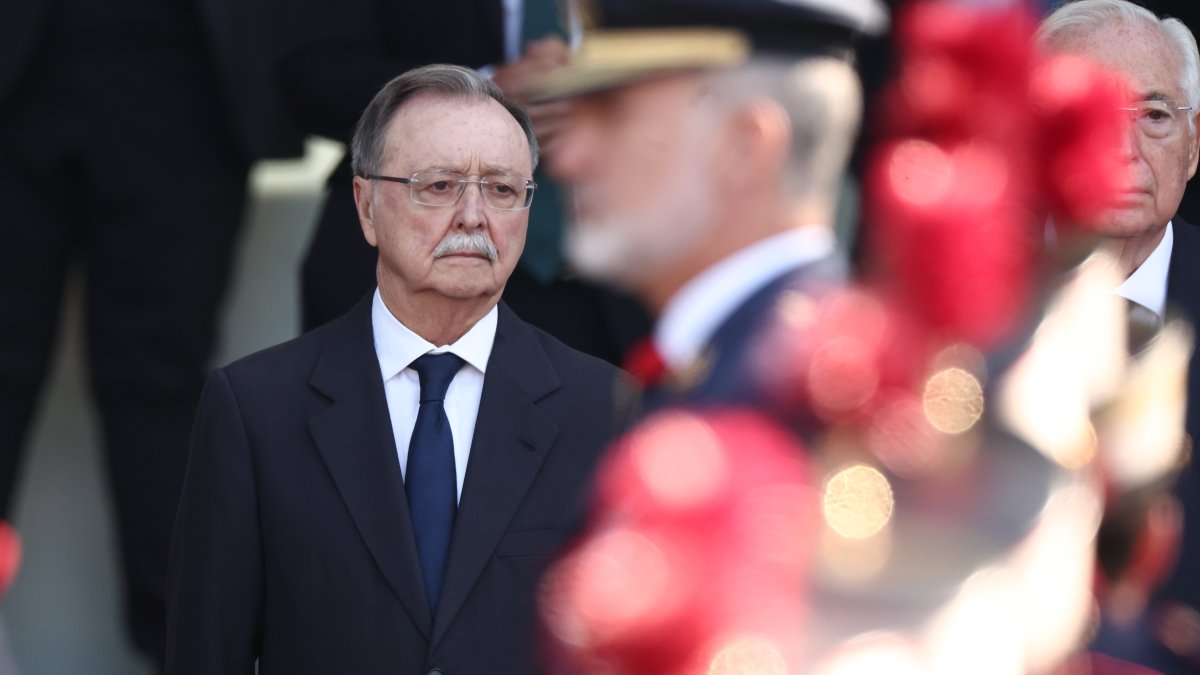 El presidente de Ceuta, Juan Jesús Vivas, durante el acto solemne de homenaje a la bandera nacional y desfile militar por el 12 de octubre