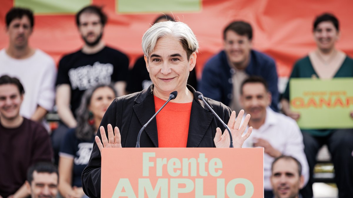 La exalcaldesa de Barcelona Ada Colau, durante el acto de presentación de su candidatura a las elecciones generales del 29N