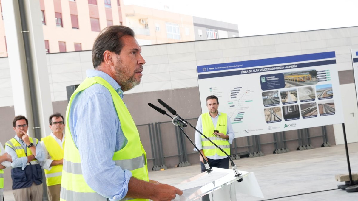 El ministro de Transportes, Óscar Puente, este verano en Almería.