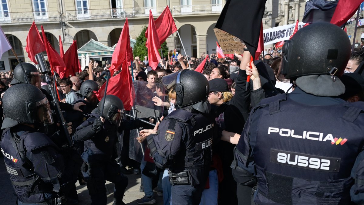 Cargas policiales durante una concentración contra la visita del presidente de Vox, Santiago Abascal, a 21 de octubre de 2026, en A Coruña, Galicia (España). Varias personas se han reunido organizados por movimientos de ultraizquierda para boicotear la visita del líder de Vox a la ciudad gallega.
M. Dylan / Europa Press
21/10/2026
