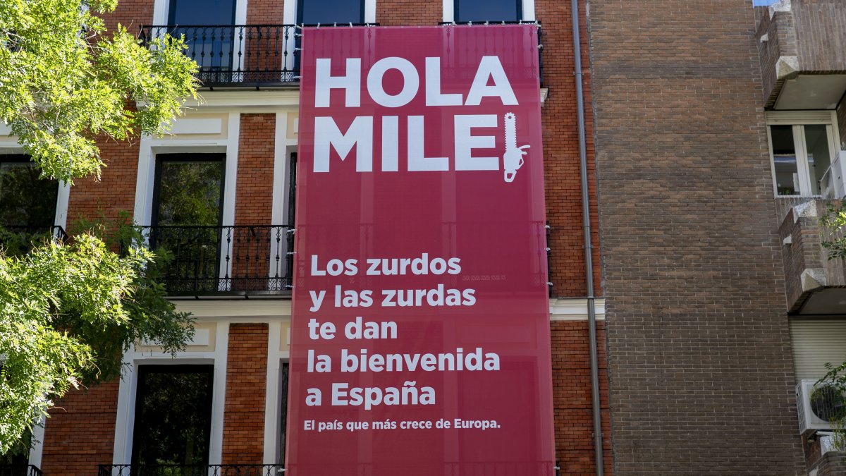 Lona desplegada en la sede del PSOE en Ferraz