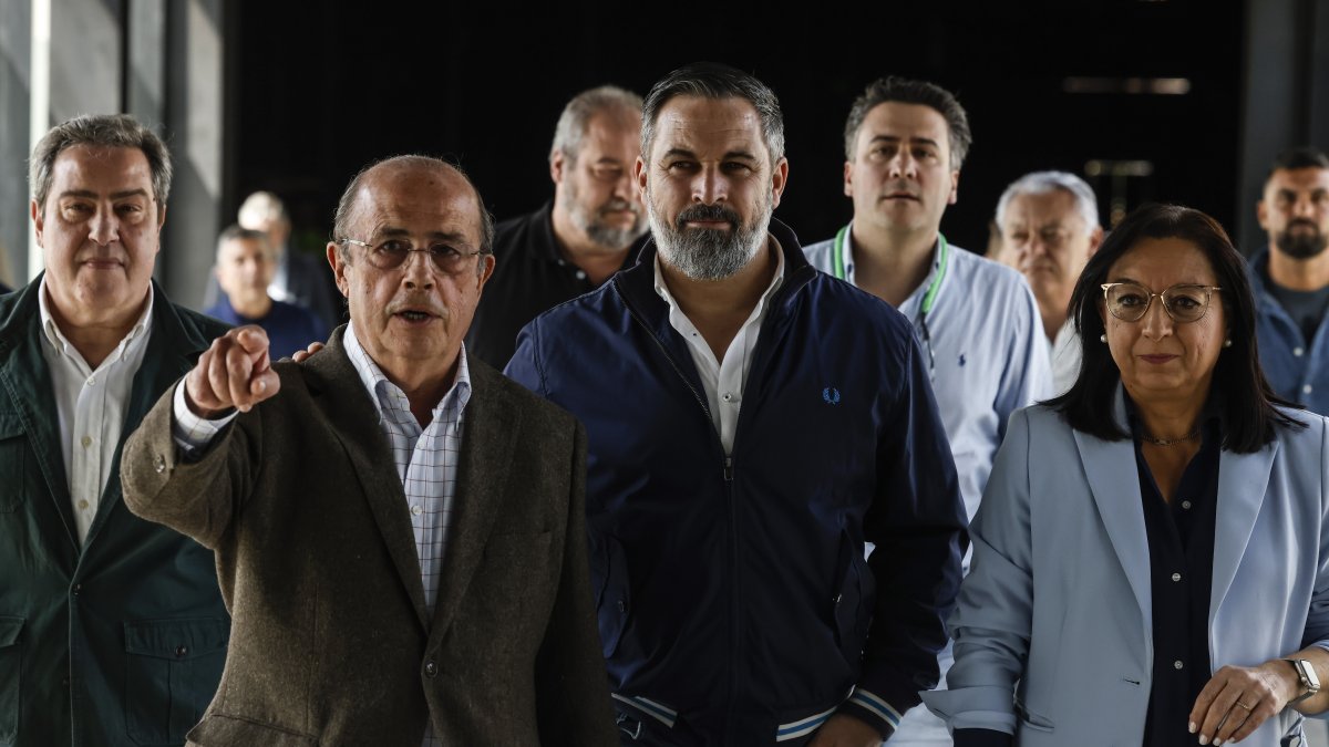 Abascal con el diputado Ignacio Gil Lázaro y la presidenta de Les Corts y ahora también candidata al Congreso por Castellón