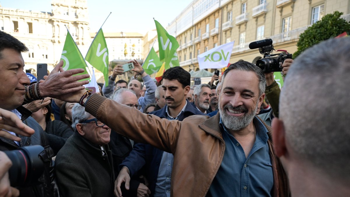 El presidente de Vox, Santiago Abascal, durante un acto en la Plaza de María Pita, a 21 de octubre de 2026, en A Coruña, Galicia (España).