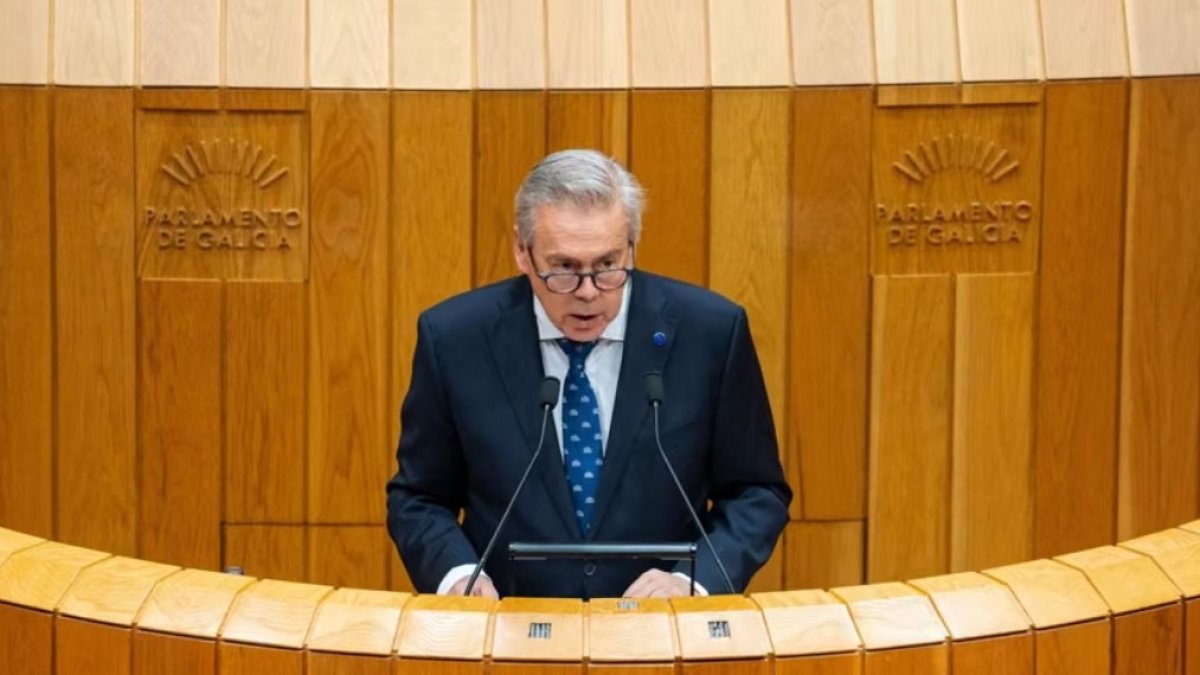 El conselleiro de Sanidade, Antonio Gómez Caamaño, comparece en el Pleno del Parlamento