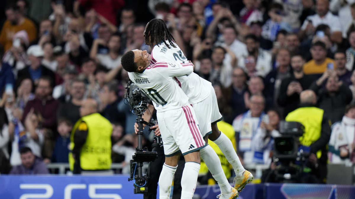 Yan Diomandé celebra su golazo ante el RB Leipzig con Kylian Mbappé
