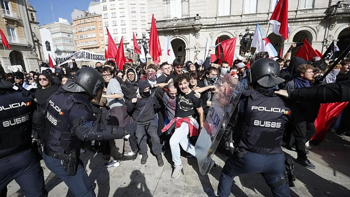Disturbios en La Coruña por un mitin de Abascal