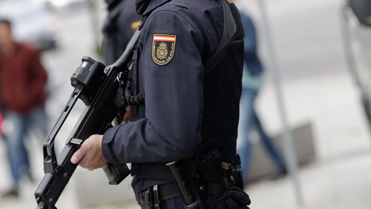 Un agente de la Policía Nacional en tareas de vigilancia.