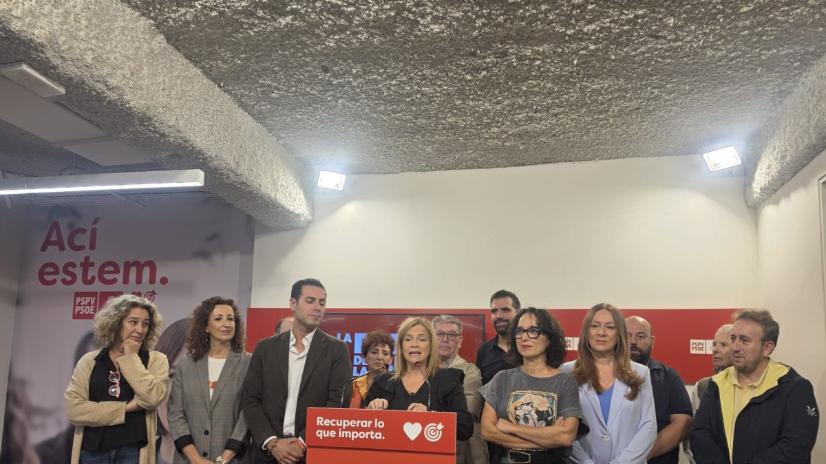 Pilar Bernabé y el Comité Electoral Local en la sede del PSPV-PSOE