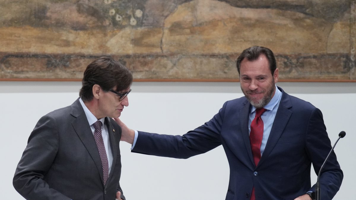 El presidente de la Generalitat de Catalunña Salvador Illa (i), y el ministro de Transportes y Movilidad Sostenible, Óscar Puente (d), durante una rueda de prensa tras una reunión en en Barcelona,