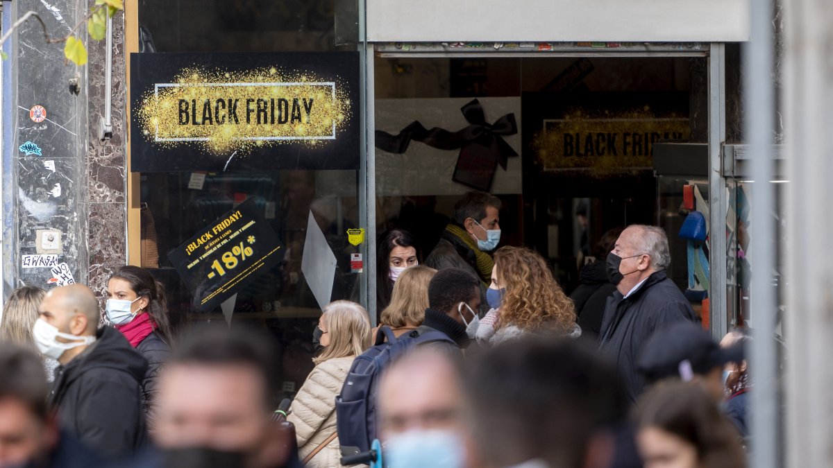 Un cartel publicitario anuncia rebajas con motivo del Black Friday, a 25 de noviembre de 2021, en Madrid (España).
Alberto Ortega / Europa Press
25/11/2021