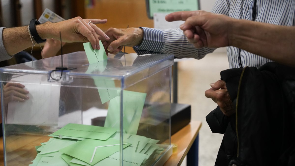 (Foto de ARCHIVO)
Imágenes de la jornada electoral en Andalucía . A 17 de mayo de 2026 en Sevilla, Andalucía (España). Este domingo 17 de mayo, más de 6,8 millones de andaluces están llamados a las urnas para elegir a los 109 diputados que integrarán el Parlamento de Andalucía durante la XIII Legislatura. La cifra de votantes representa un aumento del 2,5 % con respecto al censo de las últimas elecciones autonómicas celebradas en junio de 2022.
María José López / Europa Press
17/5/2026