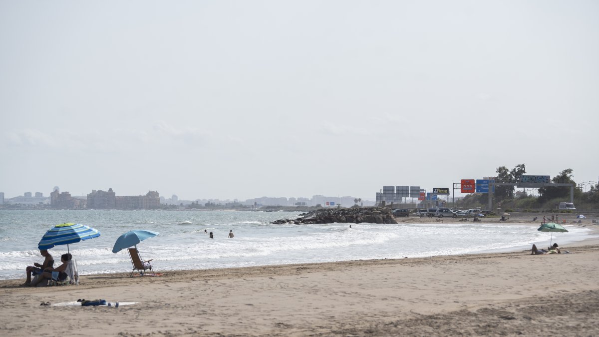 Bañistas en la playa de Massalfassar