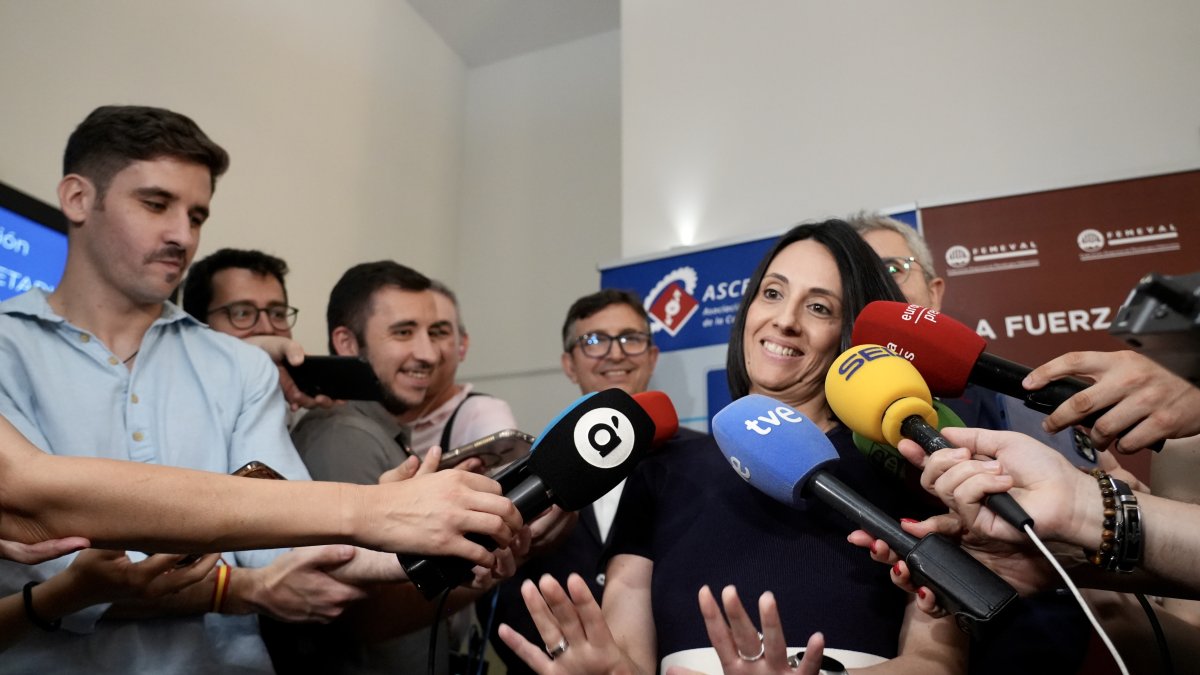 Rebeca Torró, contesta a los medios de comunicación.