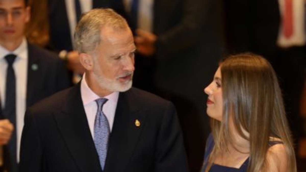 El rey Felipe con la infanta Sofía en Oviedo.