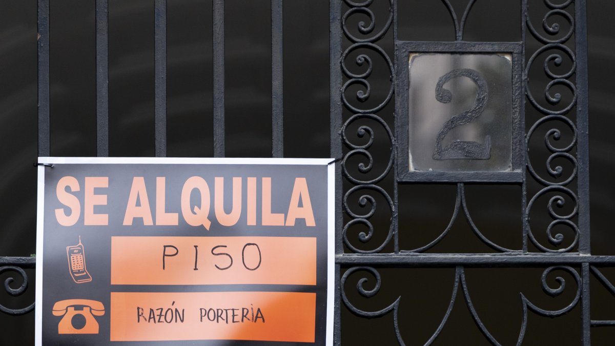 Un cartel de ‘SE ALQUILA’, a 9 de abril de 2026, en Madrid (España).
Eduardo Parra / Europa Press
09 ABRIL 2026