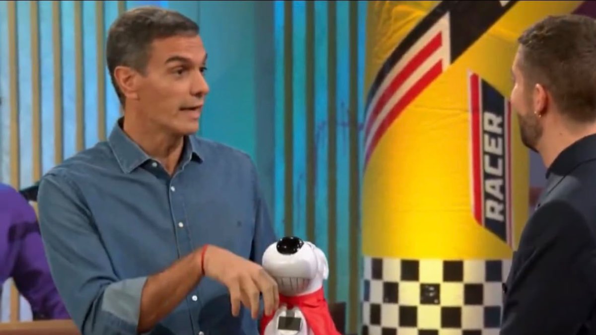 Pedro Sánchez con el perro que le regaló a Broncano