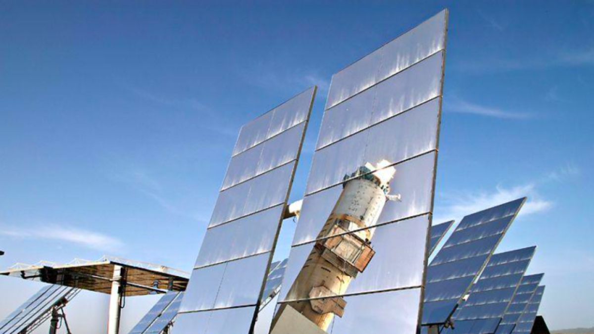 Campo de heliostatos CESA-1, Plataforma Solar de Almería. Foto: Psaciemat / Wikimedia Commons / CC BY-SA 3.0