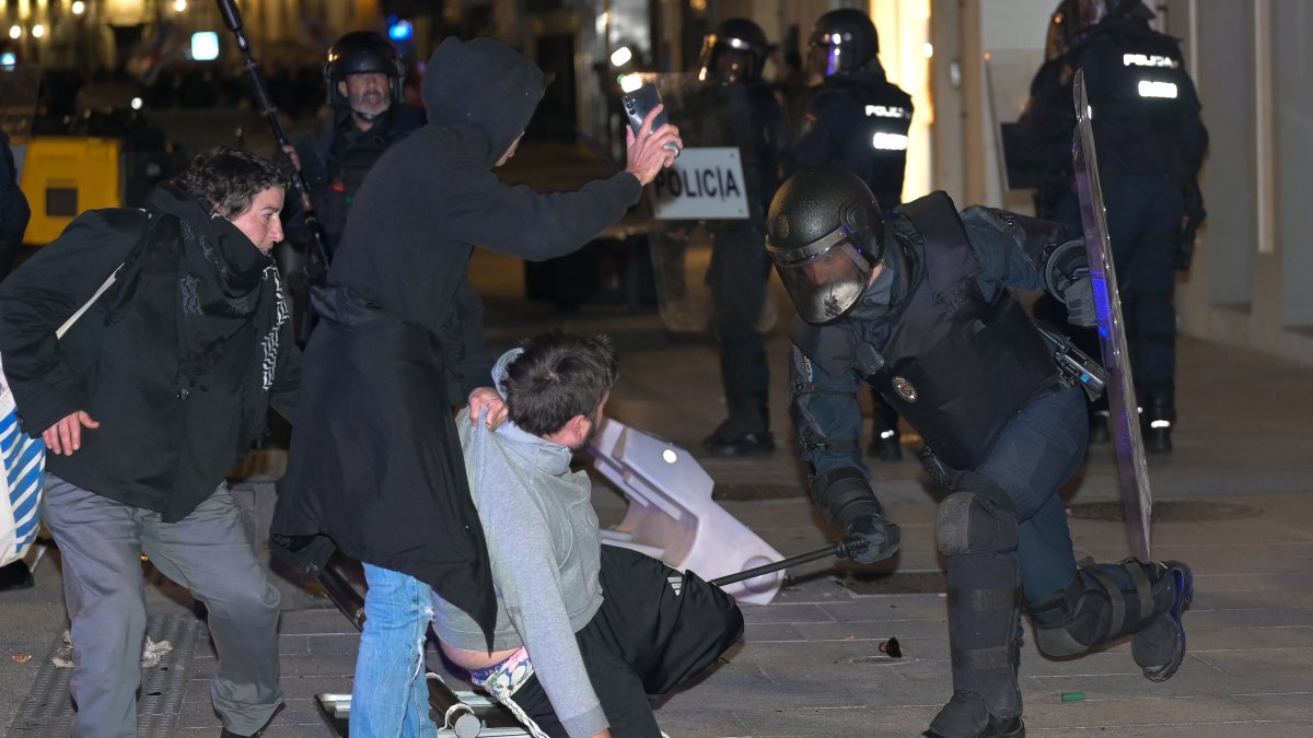 La policía carga contra los alborotadores en A Coruña
