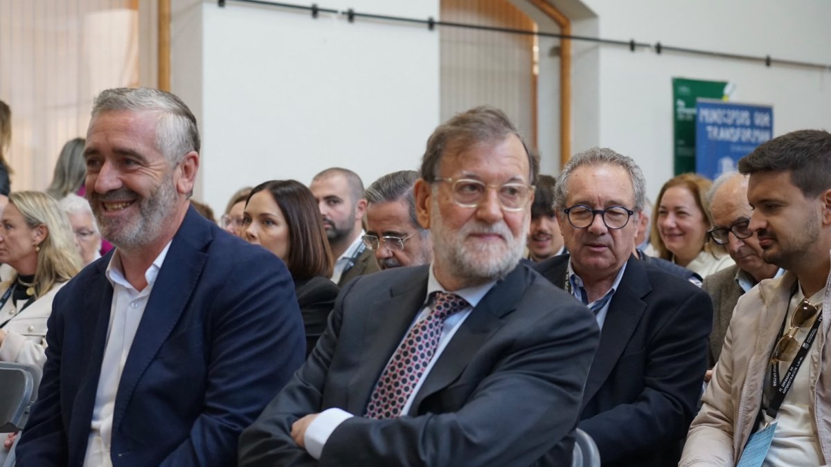 El alcalde de Benavites y secretario general del Partido Popular de la Comunitat Valenciana (PPCV), Carlos Gil y el expresidente del Gobierno, Mariano Rajoy.