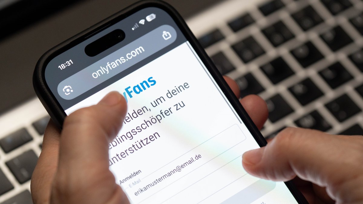 Imagen de un móvil entrando a OnlyFans.