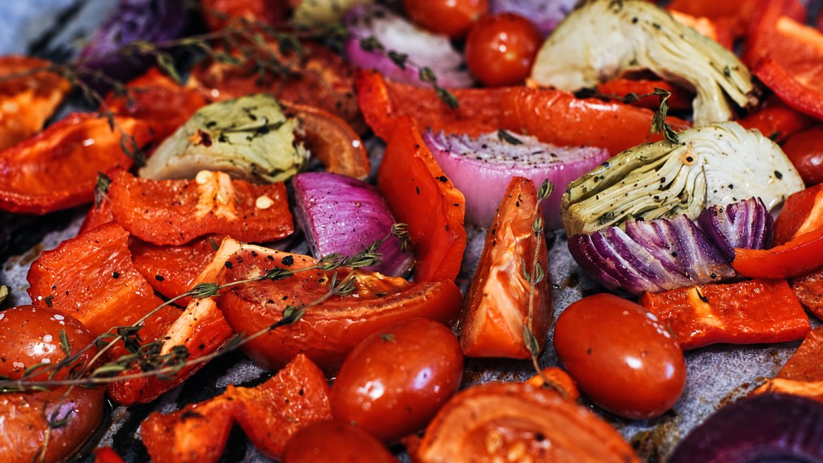 Verduras en una bandeja de horno. Imagen de recurso.