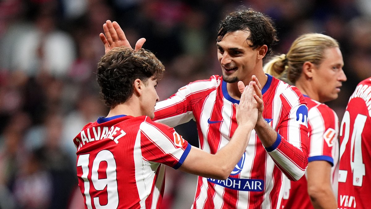 Julián Álvarez celebra con Marc Pubill el 1-0 ante el Deportivo