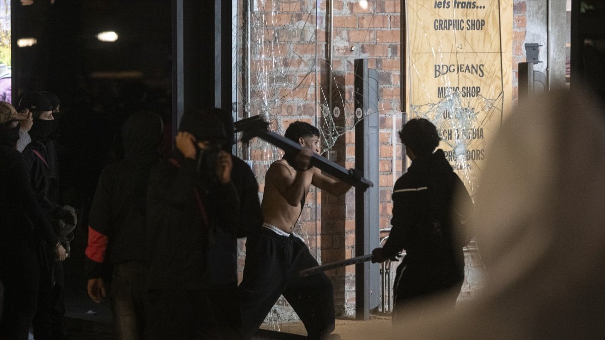 Barricadas, incendios y comercios saqueados en el centro de Barcelona