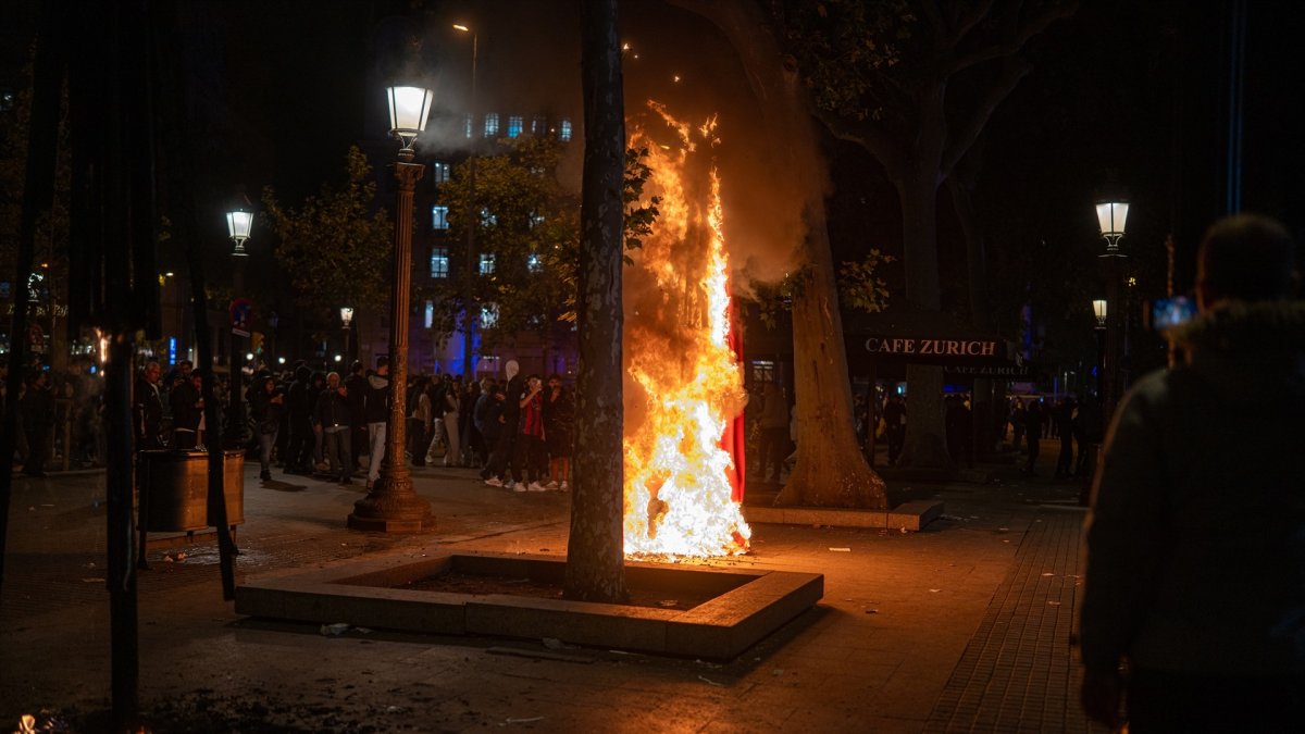 Varias personas causan disturbios, a 24 de octubre de 2026, en Barcelona,