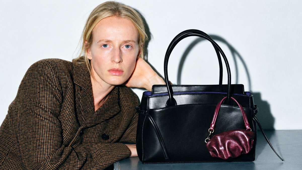 El mini bolso para perfume de Zara se lleva como un charm colgado del bolso
