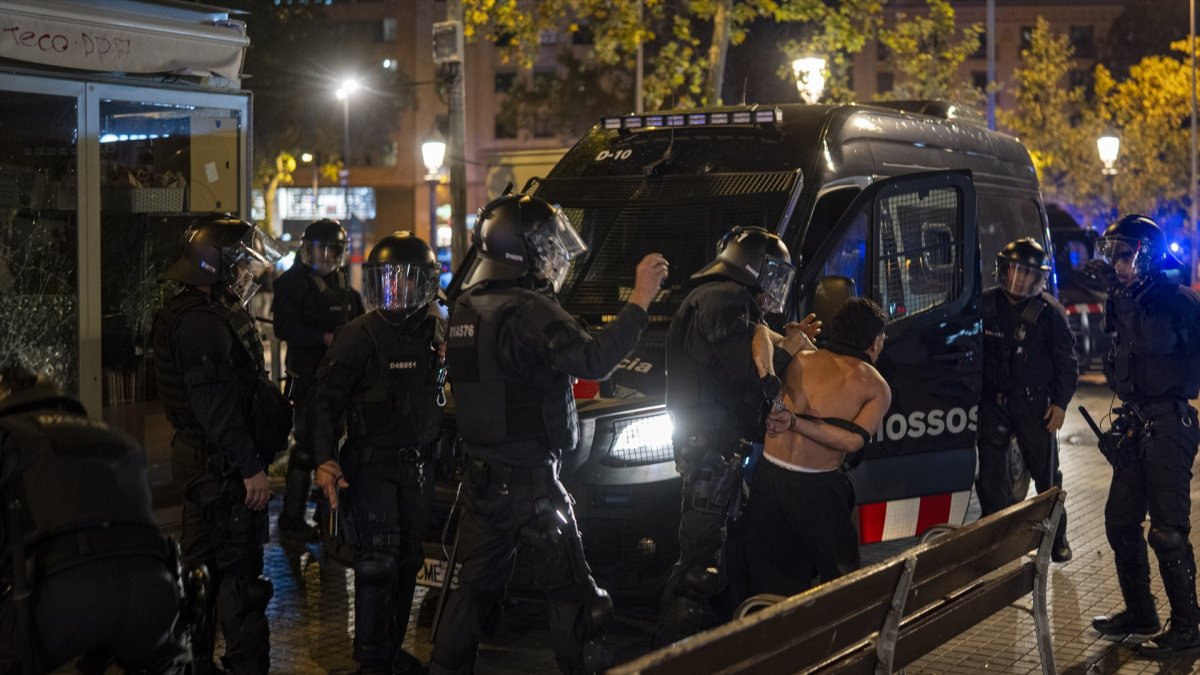 Una persona detenida por los Mossos, a 24 de octubre de 2026, en Barcelona