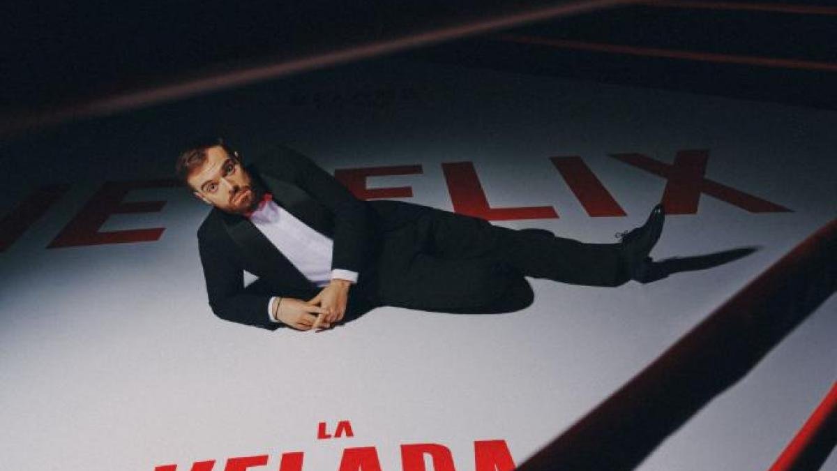 Ibai Llanos, posa en su acuerdo con Netflix.