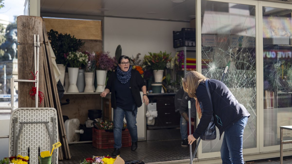 Escaparates destrozados tras los disturbios de ayer sábado en Barcelona, a 25 de octubre de 2026, en Barcelona.
