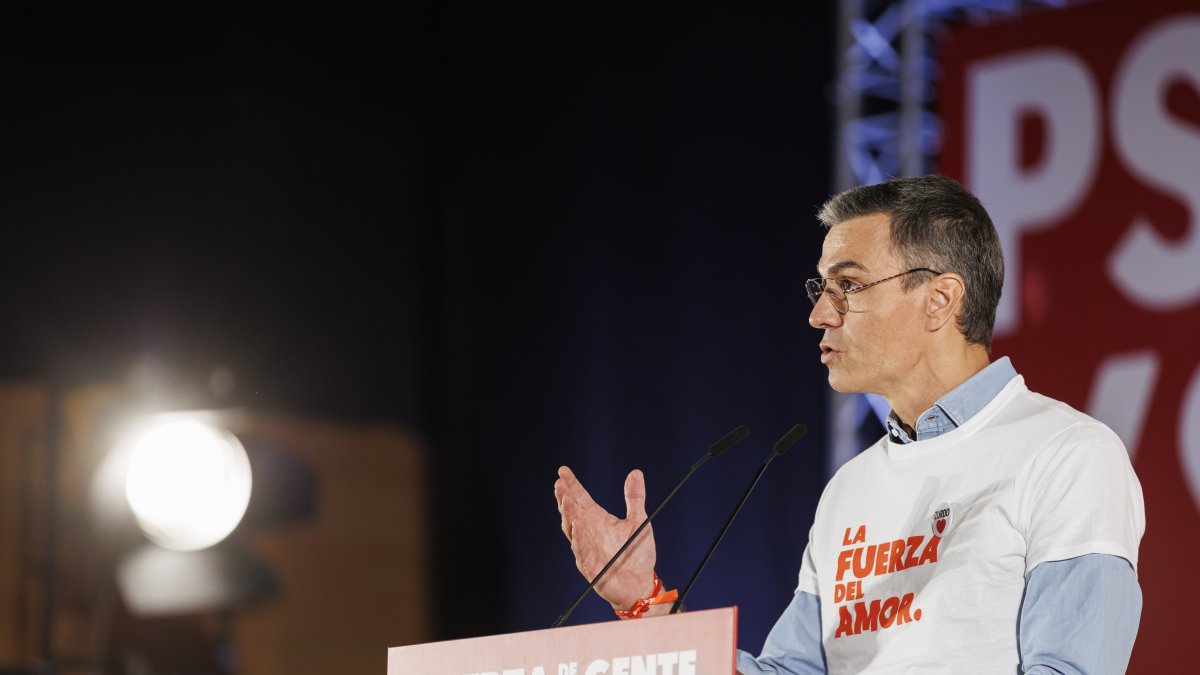 Pedro Sánchez, en un acto de precampaña en el Palacio de Congresos y Exposiciones de Granada