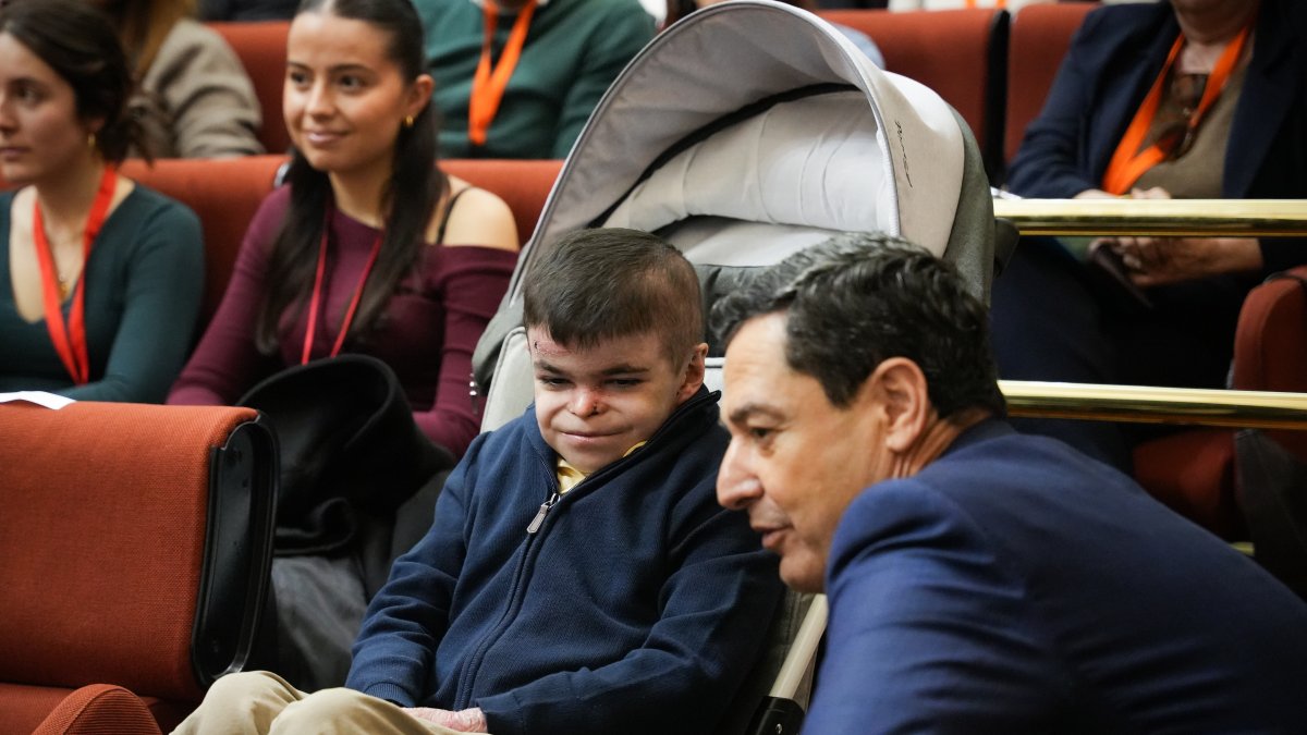 El presidente de la Junta de Andalucía, Juanma Moreno, junto a a Leo García, el joven sevillano de 12 años afectado por 'piel de mariposa'.