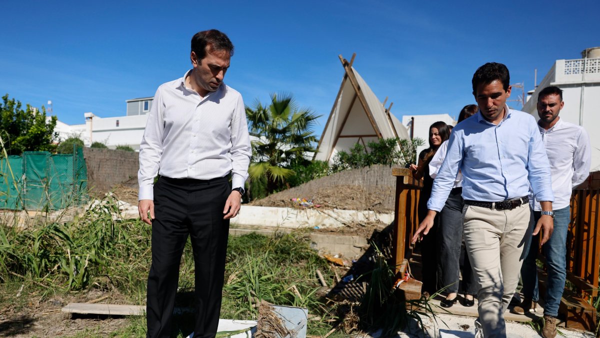 El vicepresidente y ministro de Economía, Comercio y Empresa, Carlos Cuerpo, durante una visita a Oliva tras la dana Adam