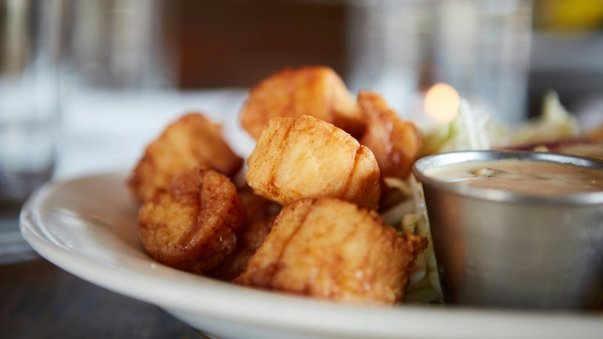 Vieiras fritas con salsa, en una imagen de recurso