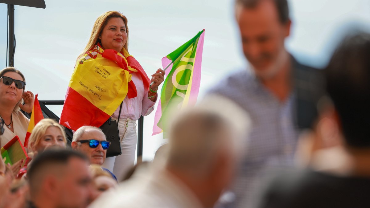 Una simpatizante de Vox con una bandera de España