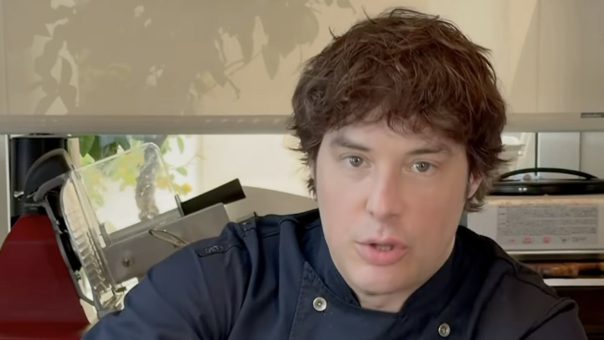 Jordi Cruz explica cómo preparar caldo de huesos.