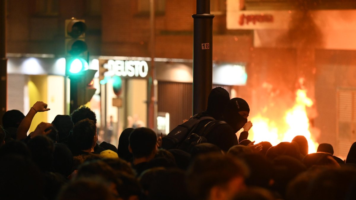 Contenedor quemados para recibir a Vito Quiles en Deusto