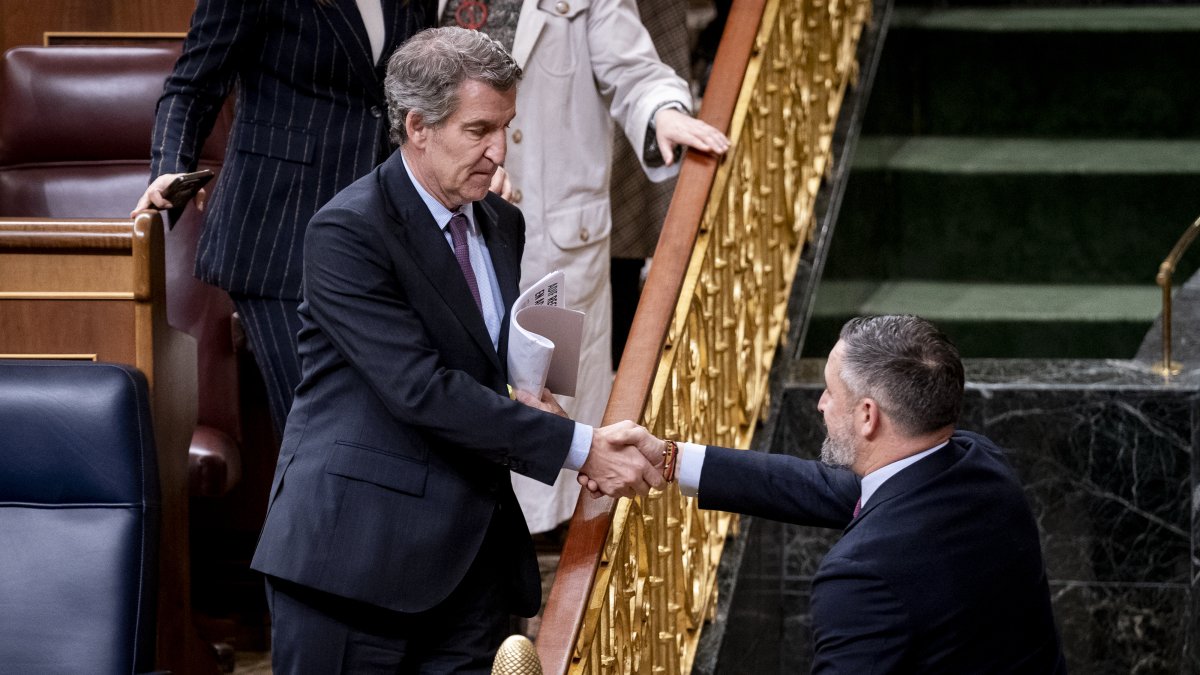 El presidente del Partido Popular, Alberto Núñez Feijóo, saluda al presidente de VOX, Santiago Abascal.