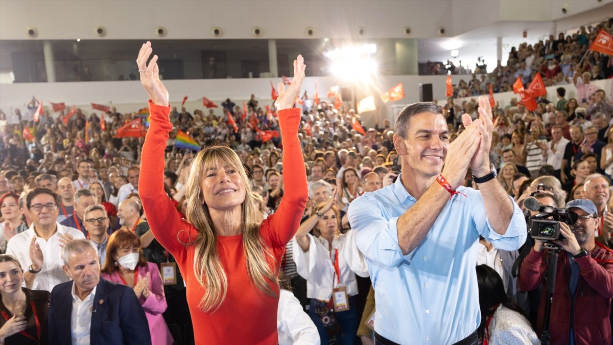 Pedro Sánchez y Begoña Gómez durante el ya famoso acto de Fuenlabrada.