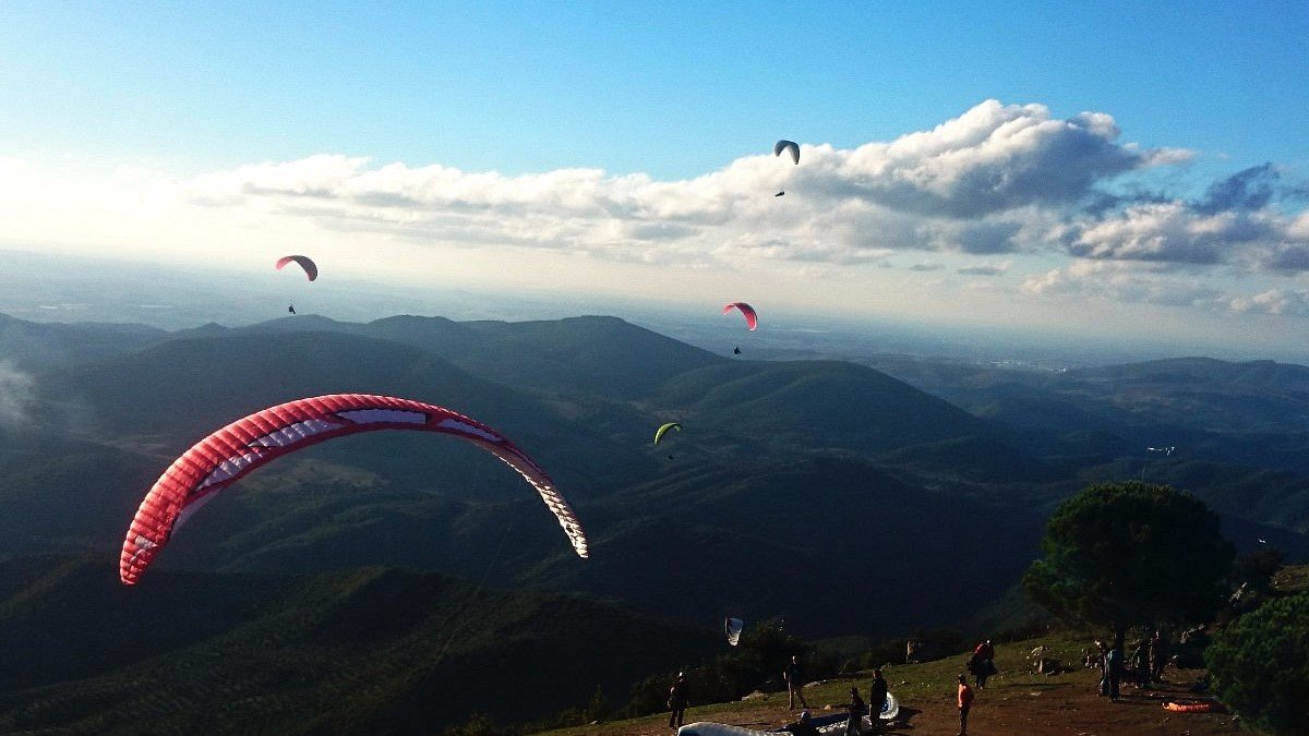 Imagen de parapentistas en Algodonales (Cádiz).