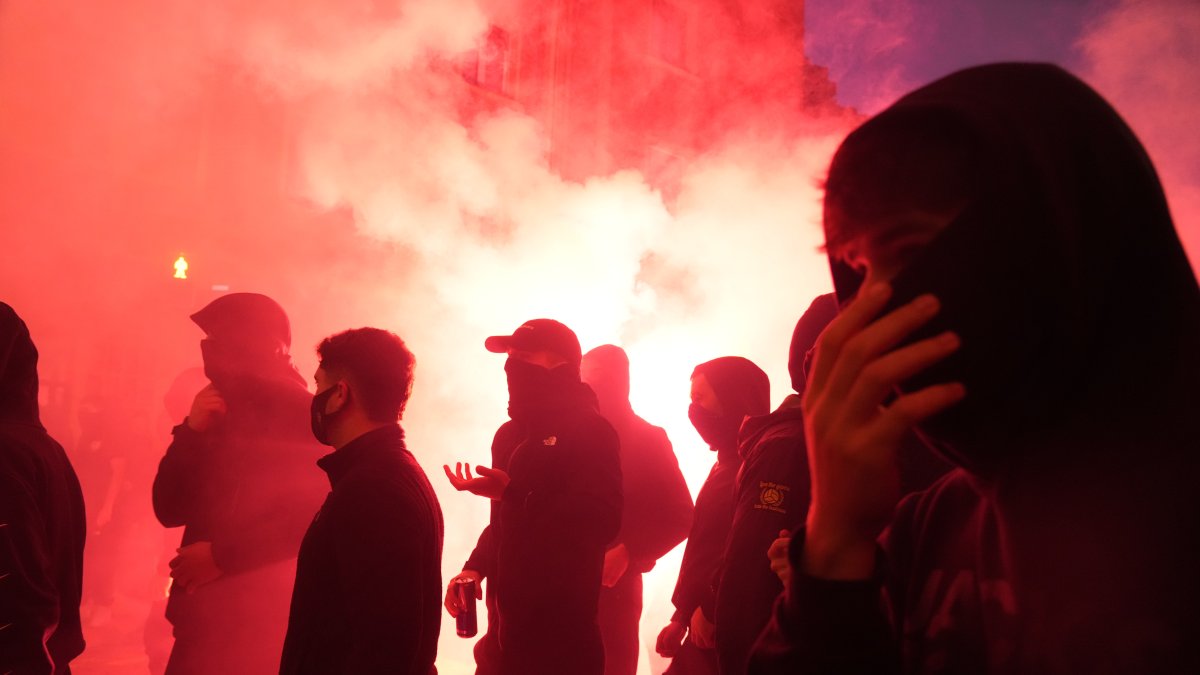 Varias personas incendian coches y contenedores, tras una concentración de diversos agentes sociales con el lema