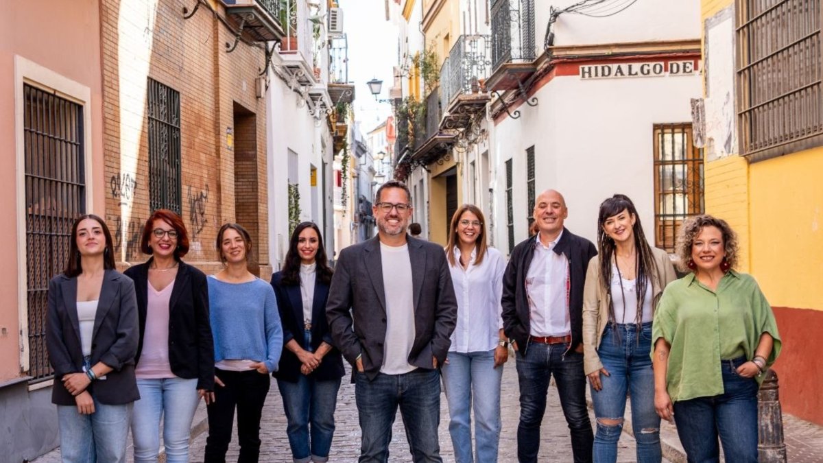 Imagen del portavoz de Adelante con las 'ocho leonas' al Congreso.