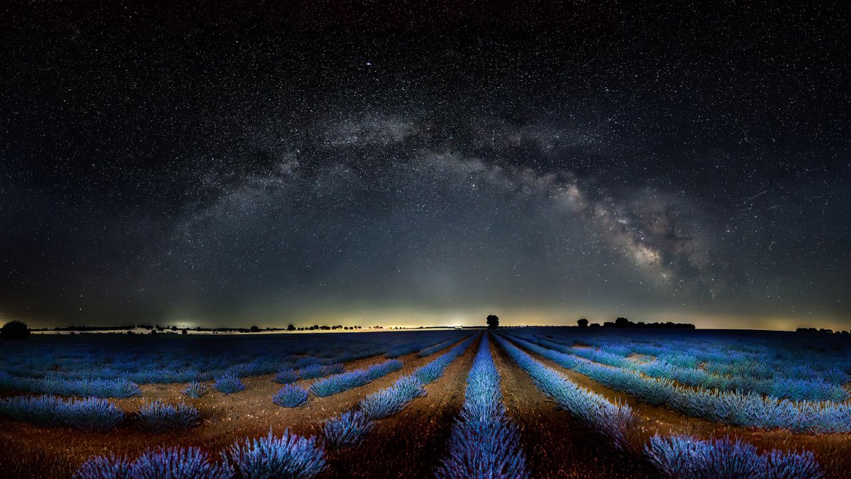 Arco de la Vía Láctea sobre lavanda - Ossa de Montiel - Albacete, Destino Turístico Starlight
